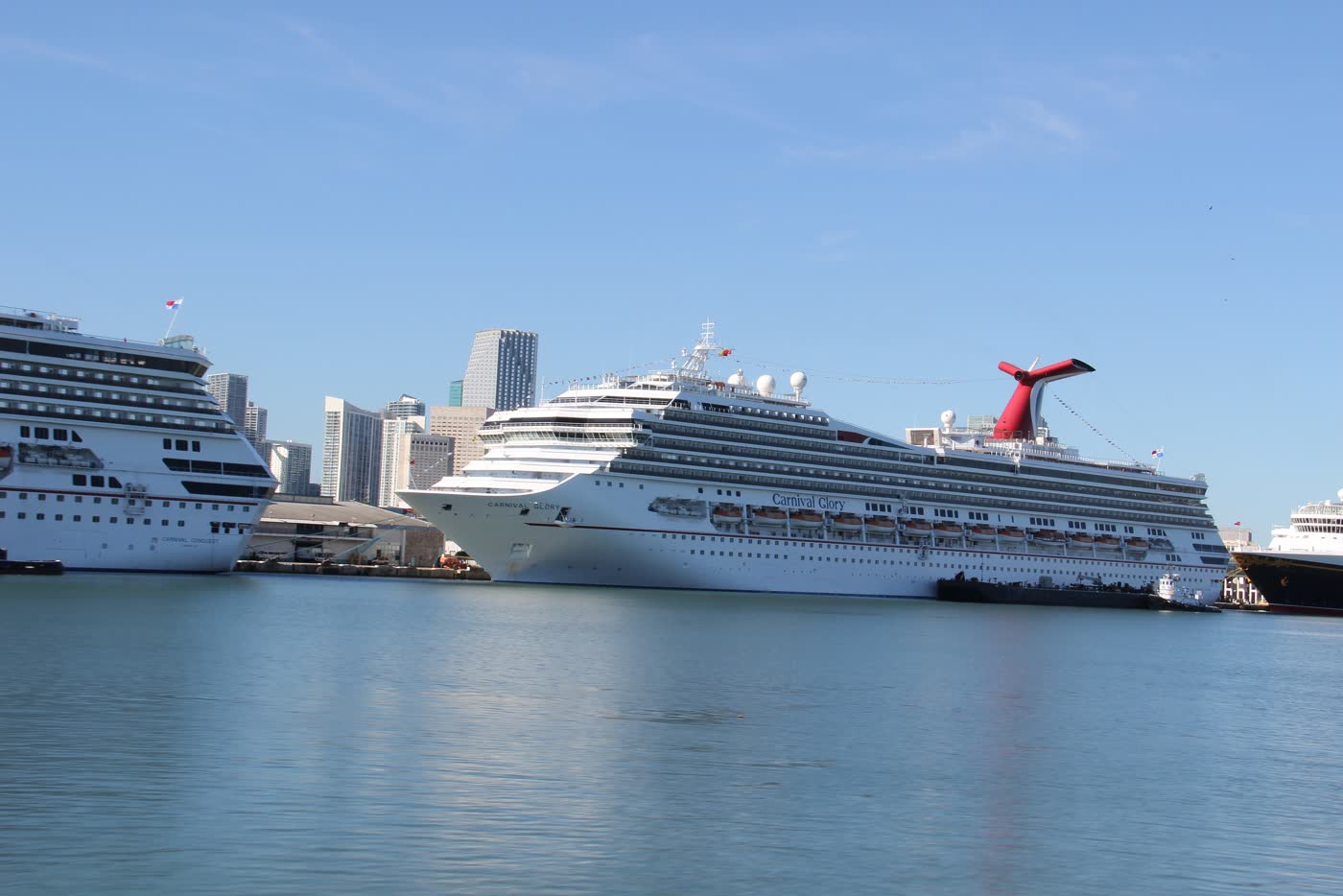 Un crucero atracado en PortMiami