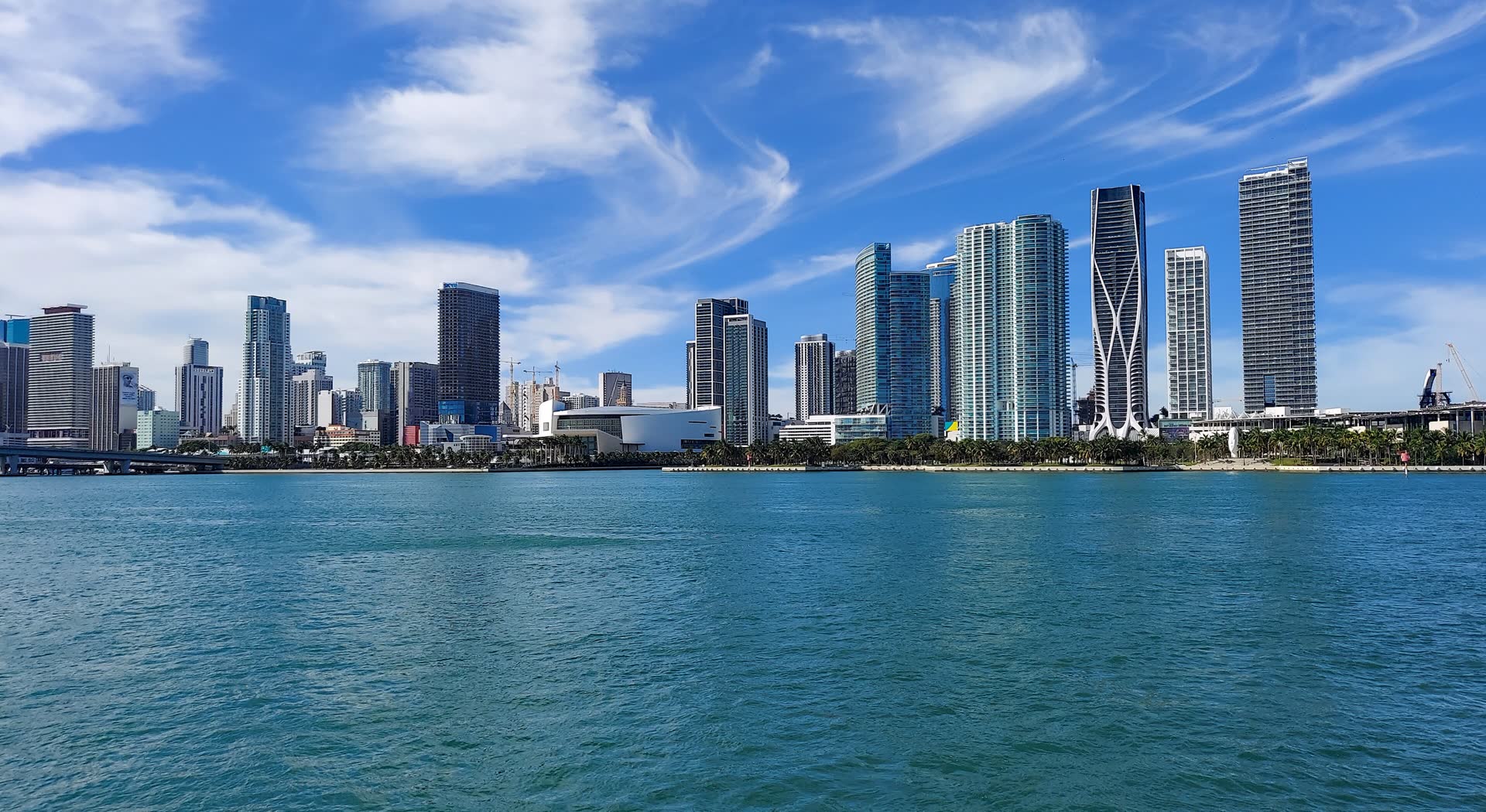 El perfil del downtown de Miami desde el puerto